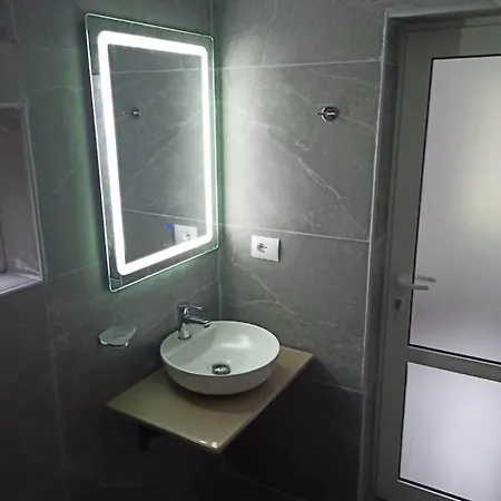 Kristina Mitllari 2 컨트리하우스 *